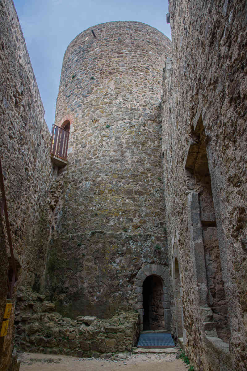 Girona - Arbúcies - castillo de Montsoriu 19 - torre del Homenaje.jpg